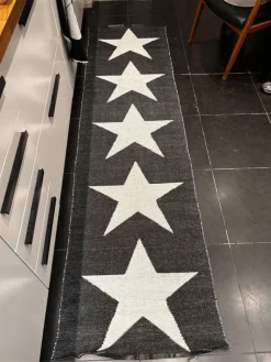 Tradera Vävd plastmatt med stjärnor - svart och vit 247x66cm^ Mattor