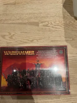 Tradera Warhammer Warriors of Chaos Regiment - Oöppnad^ Roll- & Figurspel