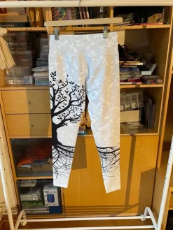 Tradera Yoga<Yoga pants light grey with black and white tree design leggings, size M