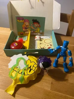 Tradera Yumi & Tomu pranklåda + Marvelfigur & Pokémonfigur> Övriga Leksaker