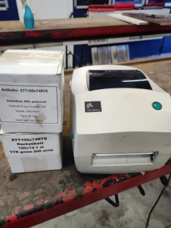 Tradera Zebra TLP 2844-Z etikettskrivare med ETT100x74 etiketter> Skrivare & Skanners